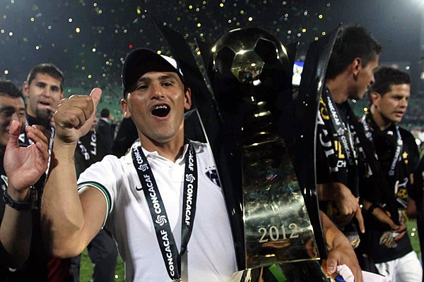 Suazo celebra un nuevo campeonato de Rayados en CONCACAF.