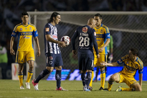 Suazo y De Nigris preparaban un tiro libre.