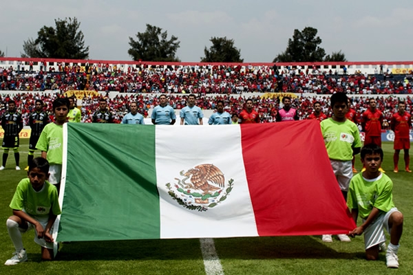 Suena la ceremonia de los himnos.