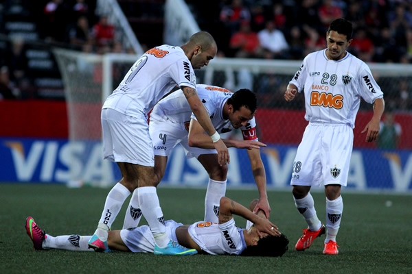 Sus compañeros a su rescate.