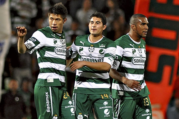 Sus compañeros acompañan a Peralta en el festejo.