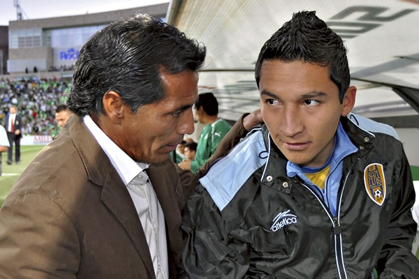 El técnico lagunero, Benjamín Galindo, habla con César Villaluz.