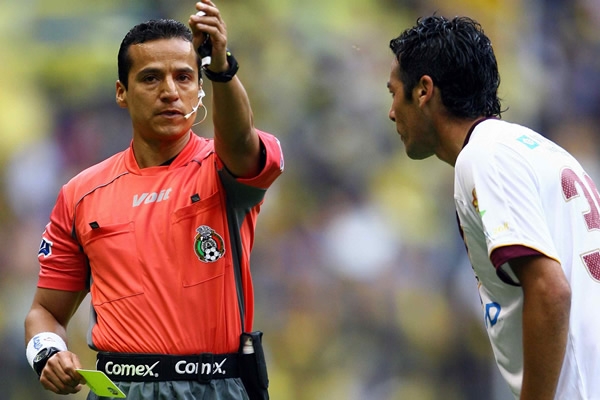 Temprano en el partido, Pinto se ganó la tarjeta amarilla.