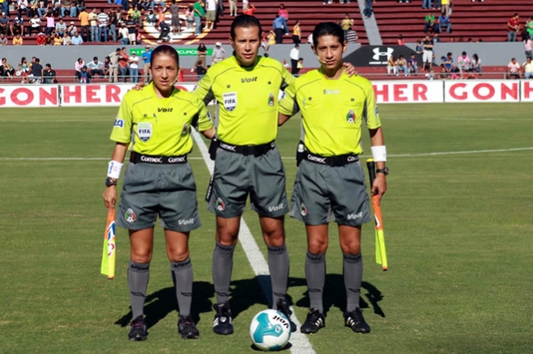 La terna arbitral, encabezada por José Alfredo Peñaloza.