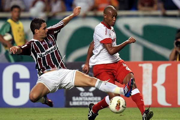 Thiago Neves tapa el disparo efectuado por Fabricio.