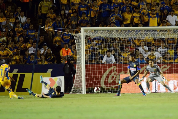 Tigres atacaba desde el inicio del encuentro.