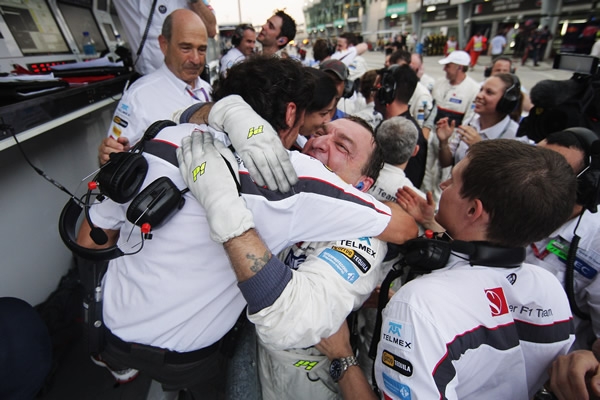 Todo su equipo celebró la victoria.