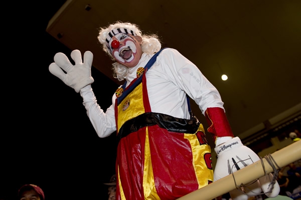 Todo tipo de aficionados están presentes en el estadio.