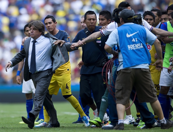 Todos intentaban calmar al técnico azulcrema.