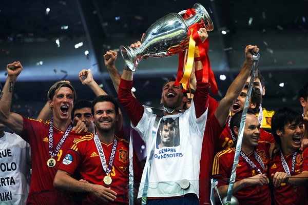 Todos querían acariciar la Copa Europea.