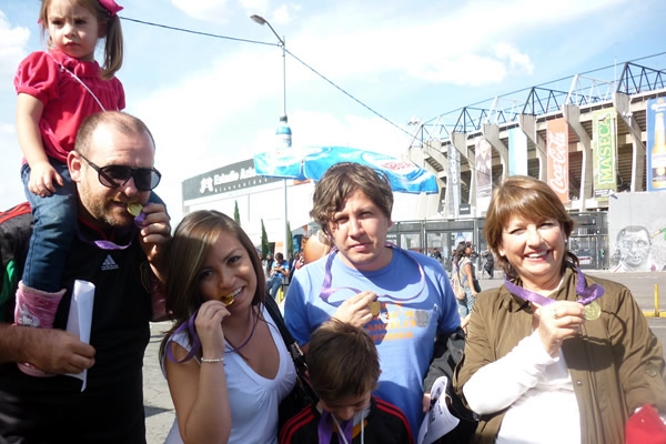 Todos querían ingresar al estadio con su medalla olímpica.