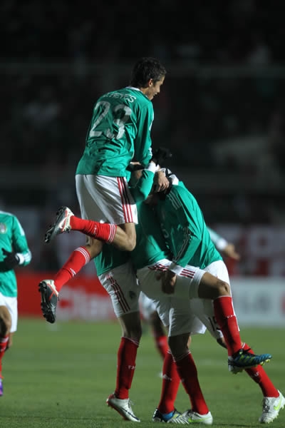 Todos se volcaron sobre Araujo.