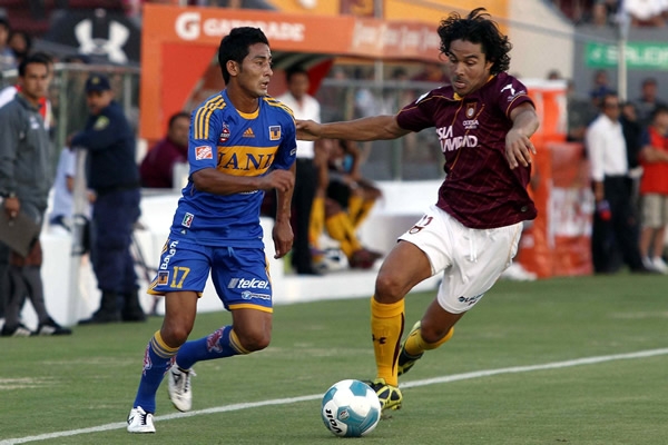 Toledo y Luna protagonixaron un duelo por la banda de la dercha.