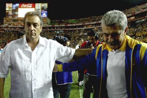 Tomás Boy y Ricardo Ferretti hacen el tradicional saludo.