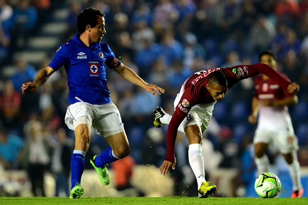 Torrado y Rojas en la batalla de media cancha.