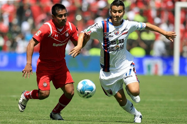 De la Torre en duelo por la banda con José Daniel Guerrero.