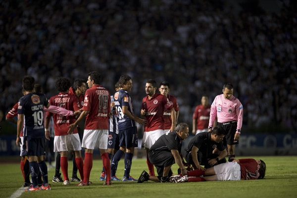 Tras una barrida, Leandro quedó lesionado y permaneció unos minutos en el césped.