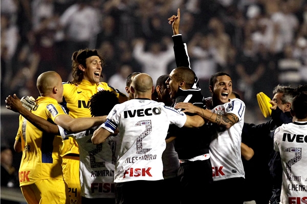 Tras vencer 2-0 a Boca, Corinthians consigue su primer título de Libertadores.