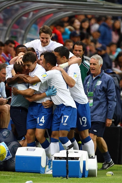 Turgot puso el 2-1 para Inglaterra con un gran disparo.