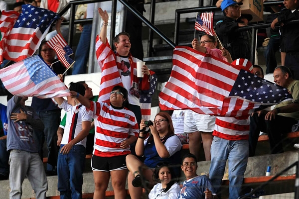 Un grupo de estadounidenses animando a su selección.