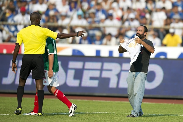 Un intruso se mete a la cancha.