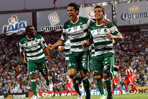 Un segundo penal dio camino a la goleada de Santos.