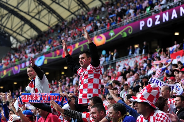 Un verdadero mosaico multicolor forman los simpatizantes de Croacia.