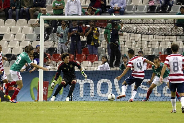 Una distracción le costó el gol a los mexicanos.