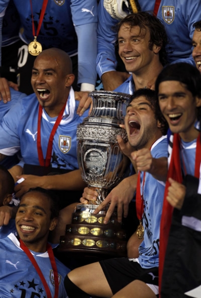 Los uruguayos con la Copa América tomándose la foto oficial de Campeones.