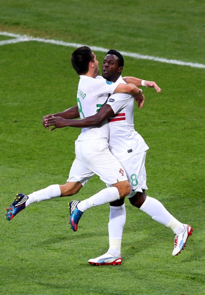 Varela y Moutinho festejan el triunfo que les da vida en la Eurocopa.