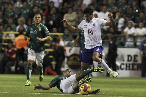 Vela luchaba contra Las Fieras.
