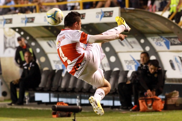 Velasco luce su calidad y no deja que el Real se haga presente.