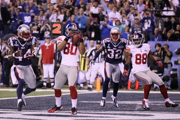 Víctor Cruz con el primer TD del partido.