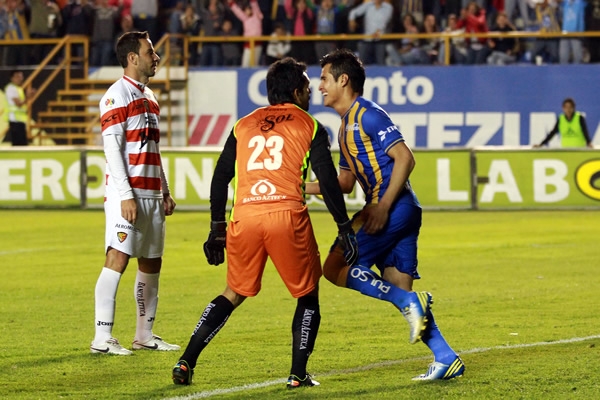 Villalpando aún tiene vida y defiende con honor.