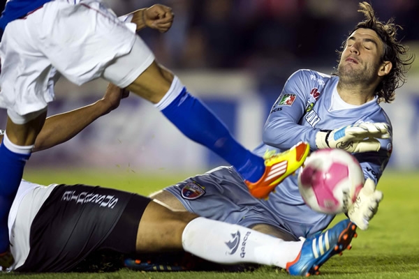 Villalpando evitando un gol.