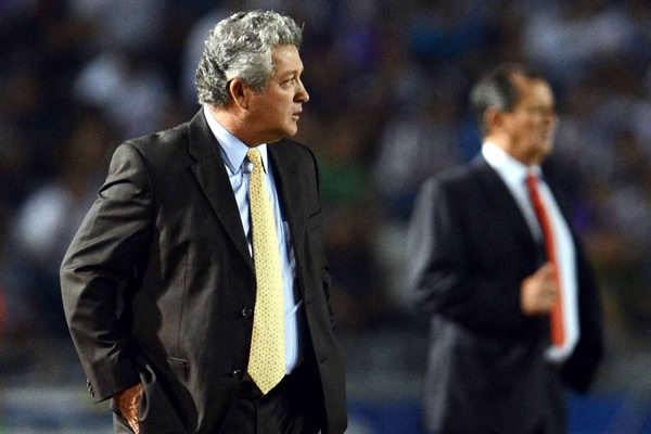 Vucetich, atento y nervioso observaba el partido.