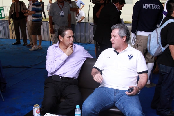 Vucetich observaba la presentación de la indumentaria de Rayados.