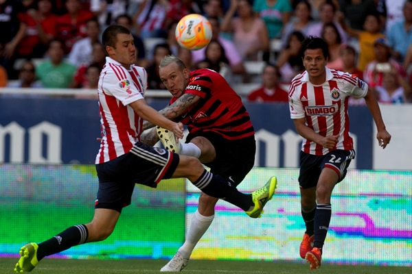 Vuoso logra asustar a la joven zaga de las Chivas.