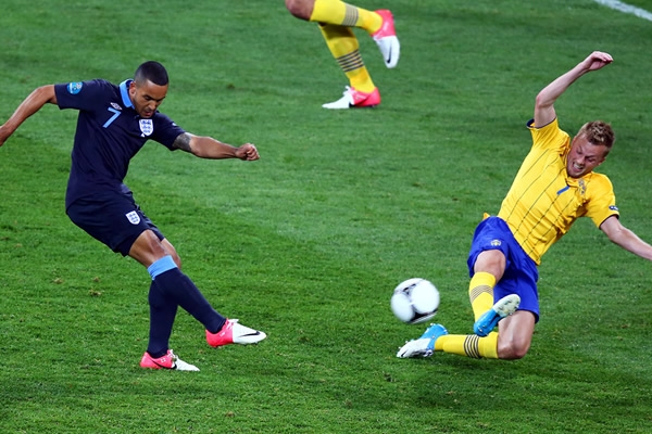 Walcott entró y consiguió el gol del empate para Inglaterra.