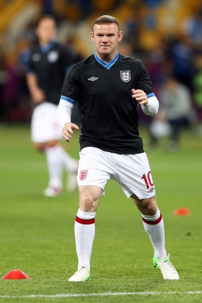 Wayne Rooney poniendose a punto para tan importante juego.