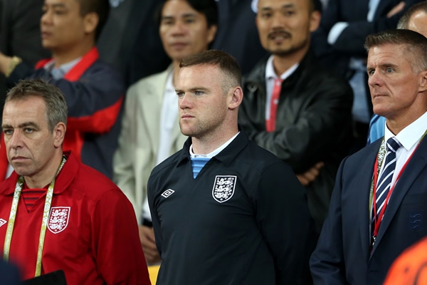 Wayne Rooney tuvo que ver el juego ante Suecia desde la tribuna.