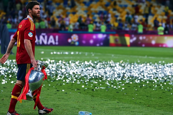 Xabi Alonso se retira del estadio llevándose la Copa.