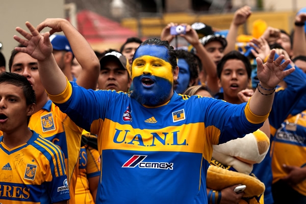 Y ante todo, la caravana de la revancha hace su encomienda sonora.