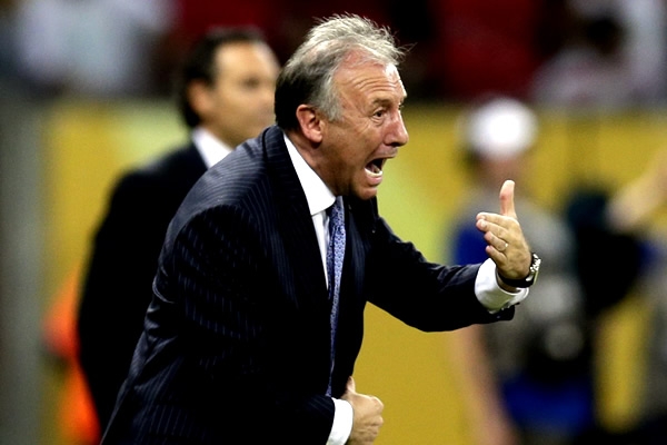 Zaccheroni llamó a sus jugadores a cerrar al ataque.
