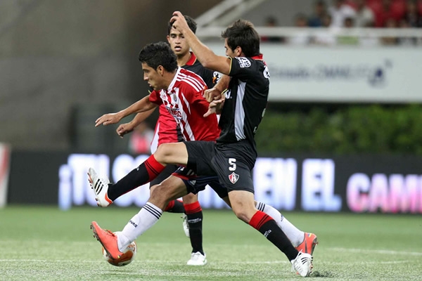 La zaga rojinegra supo contener los ataques de las Chivas.