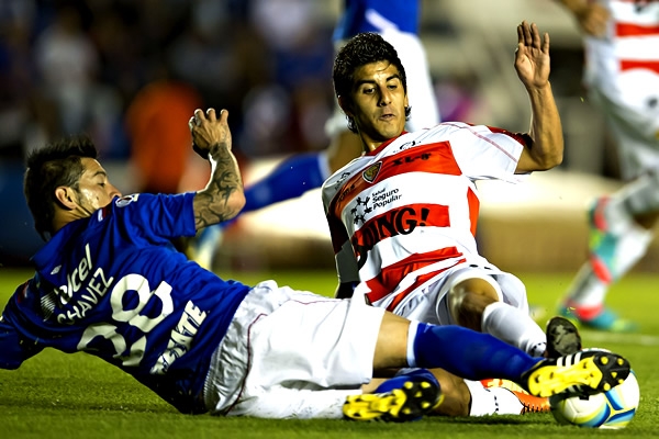 Zárate se enfrentó a una muralla cementera de hasta seis jugadores.
