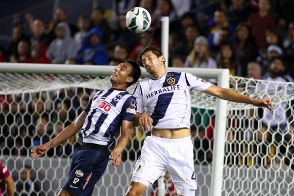Zavala y González en duelo de poder a poder.