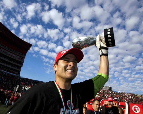 Adrián Zermeño dedicó la Copa a la afición.