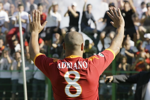 Adriano saludando a la afición