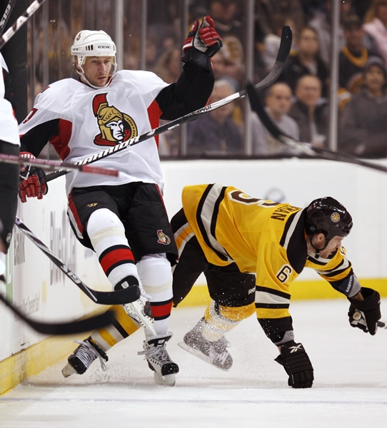 Alexei Kovalev, ala derecha ruso del equipo de la capital canadiense.